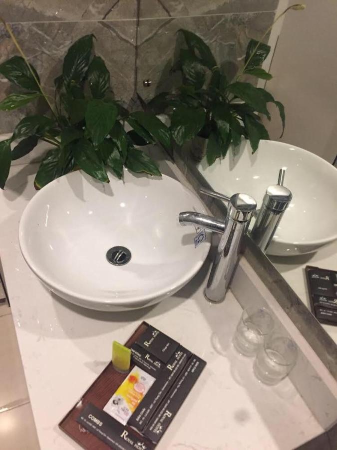Hotel Royal Van Lung Екстер'єр фото
